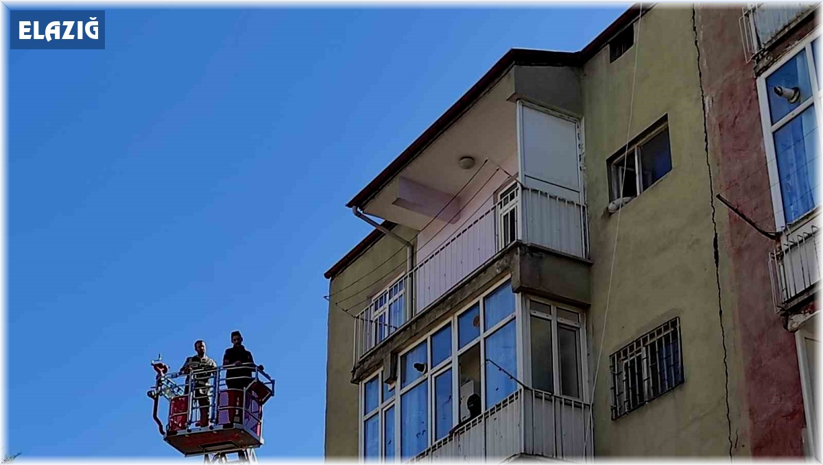 Balkonda mahsur kalan kediyi HAYDİ ve itfaiye ekipleri kurtardı