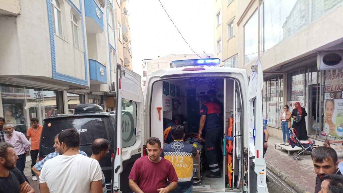 Balkonu temizlerken 5. kattan yan binanın üzerine düştü