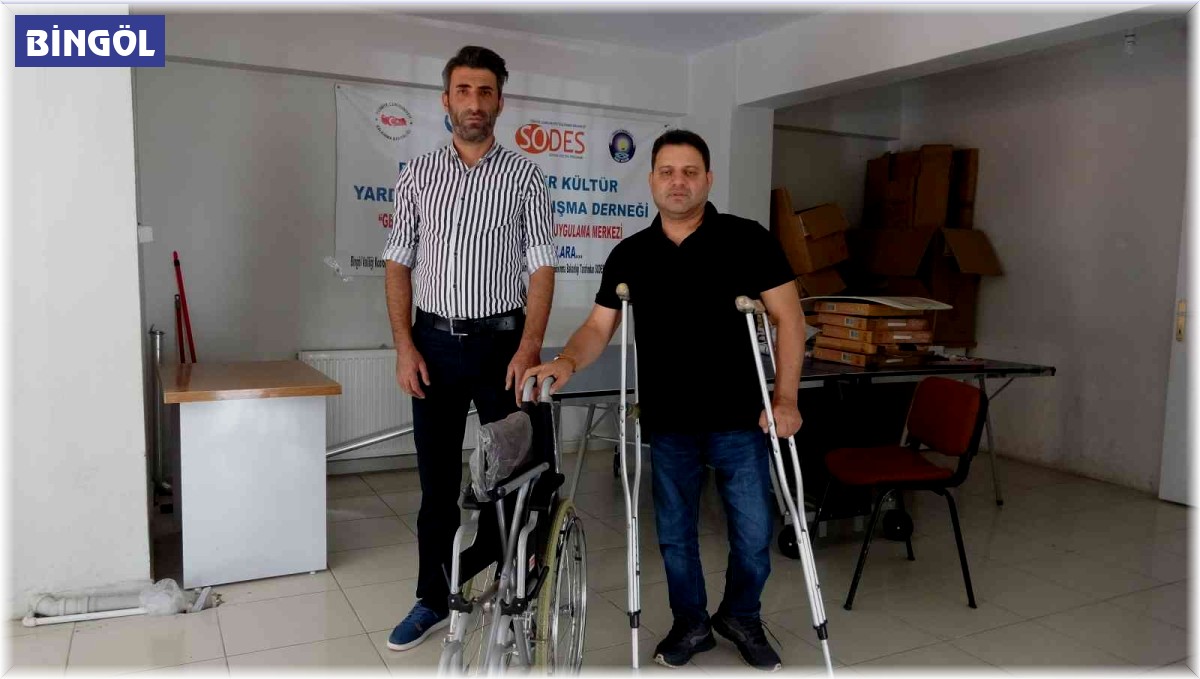 Banka çalışanları kendi aralarında para toplayıp tekerlekli sandalye bağışladı