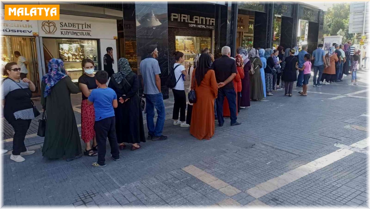 Bankalar önünde sosyal konut kuyruğu