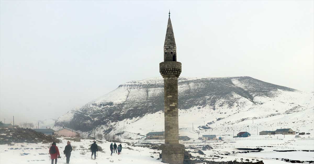 Baraj suları çekilince görünen eski köy, fotoğrafçıların ilgi odağı oldu