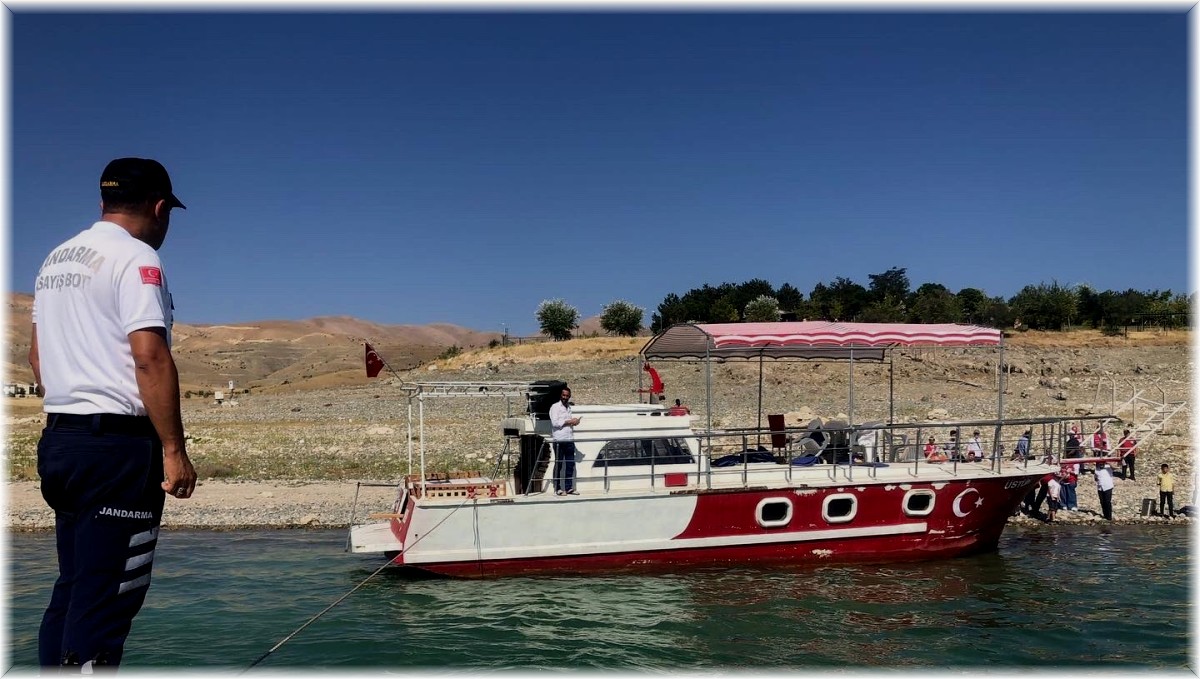 Barajda mahsur kalan vatandaşları jandarma kurtardı