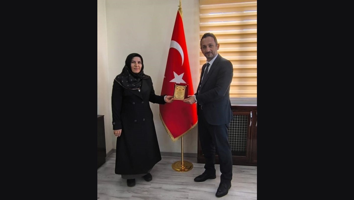 Başarılı hocalara teşekkür plaketi