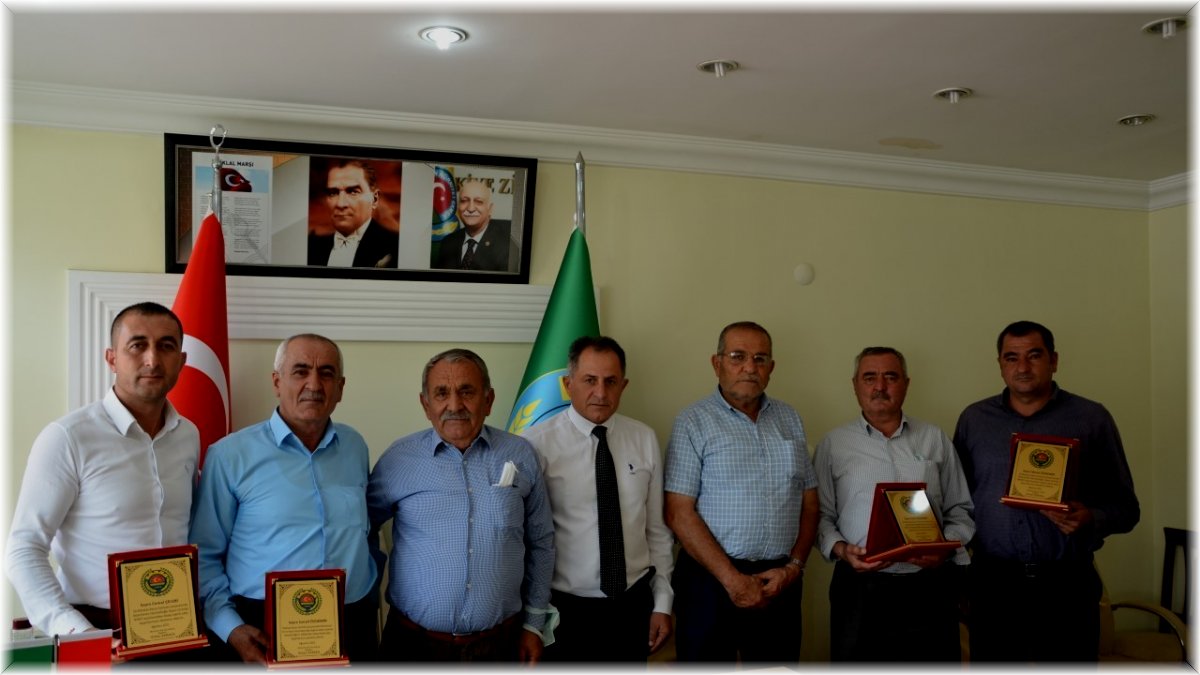 Başarılı kayısı üreticileri plaketle ödüllendirildi