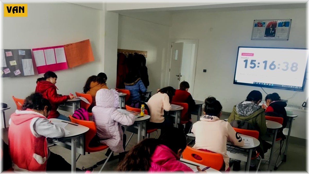 Başarılı öğrenciler ödüllendirildi