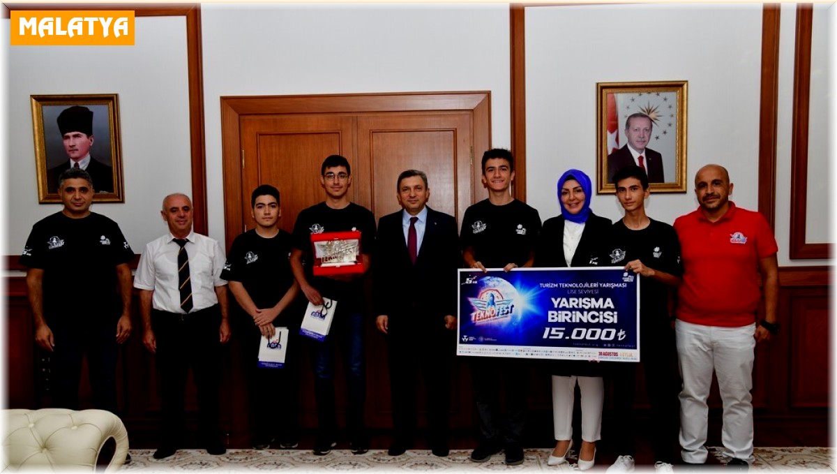 Başarılı öğrencilere Vali Şahin'den hediye