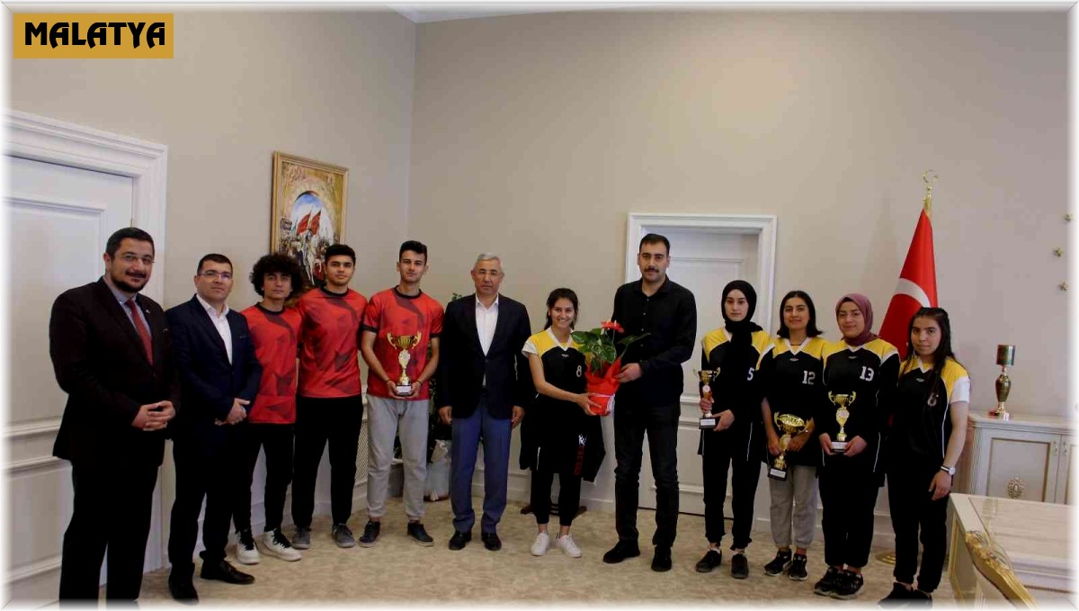 Başarılı olan takımlara çiçek hediyesi