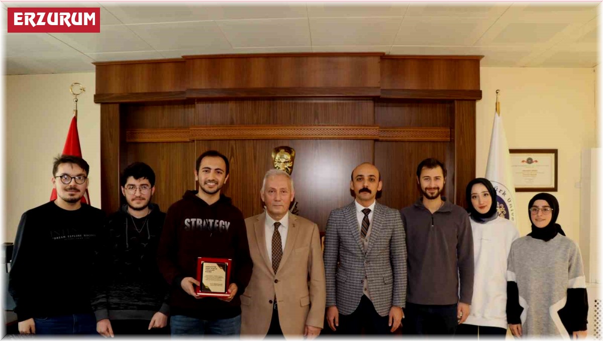 Başarılı proje gruplarına plaket verildi