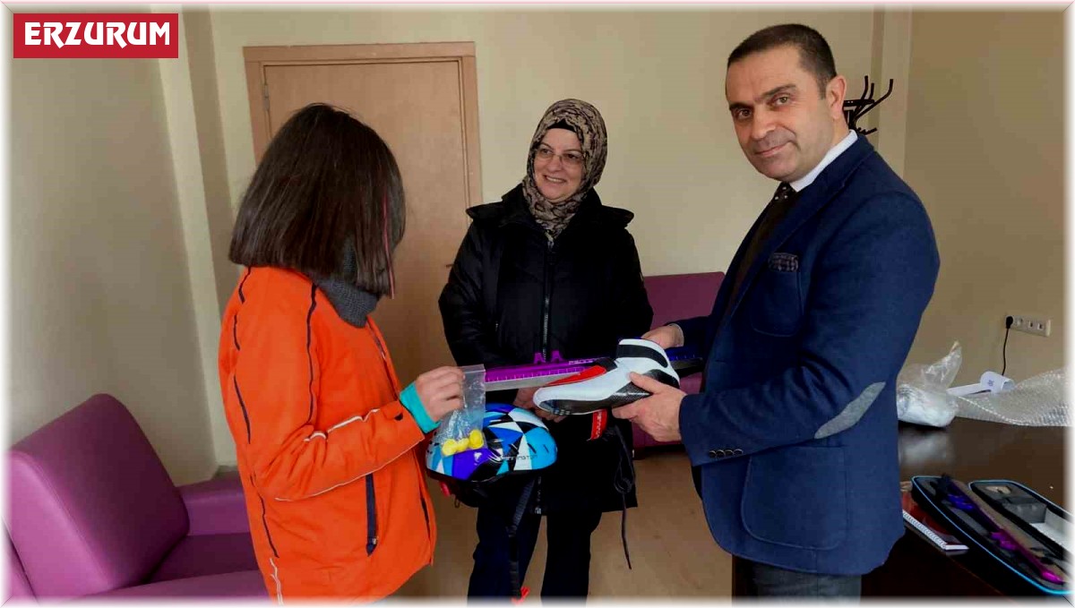 Başarılı sporcu ekipman desteğiyle ödüllendirildi