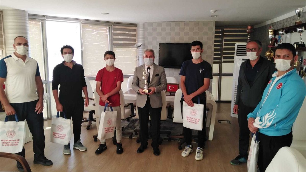 Başarılı tenisçilerden Gençlik ve Spor İl Müdürü Taşkesenligil'e ziyaret