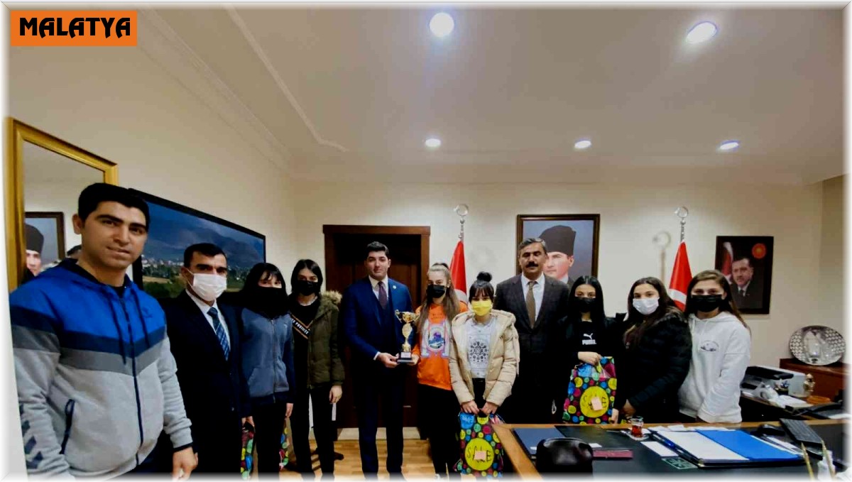 Başarılı voleybolculara hediye