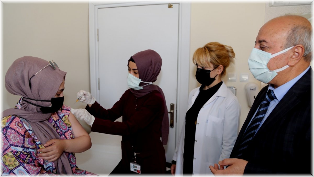Başhekim Aykal aşı için sıraya giren vatandaşlarla sohbet etti