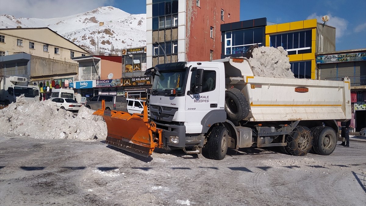 Başkale Belediyesi kar yığınlarını kamyonlarla ilçe dışına taşıyor