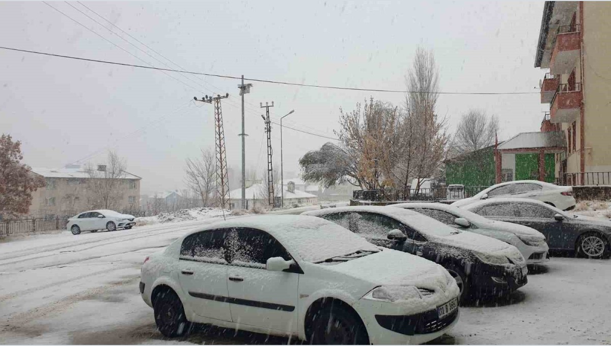 Başkale beyaza bürüdü