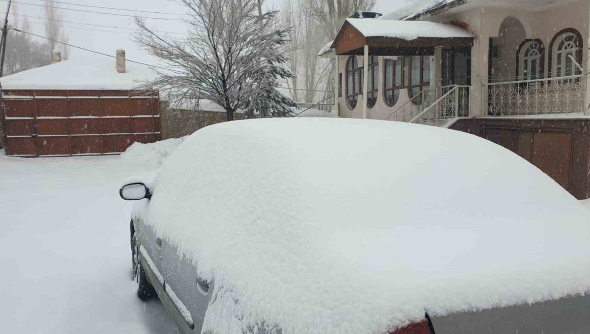 Başkale'de 19 yerleşim yerinin yolu ulaşıma kapandı