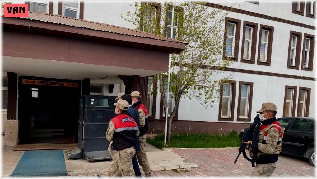 Başkale'de 2 ayrı suçtan aranan şahıs yakalandı