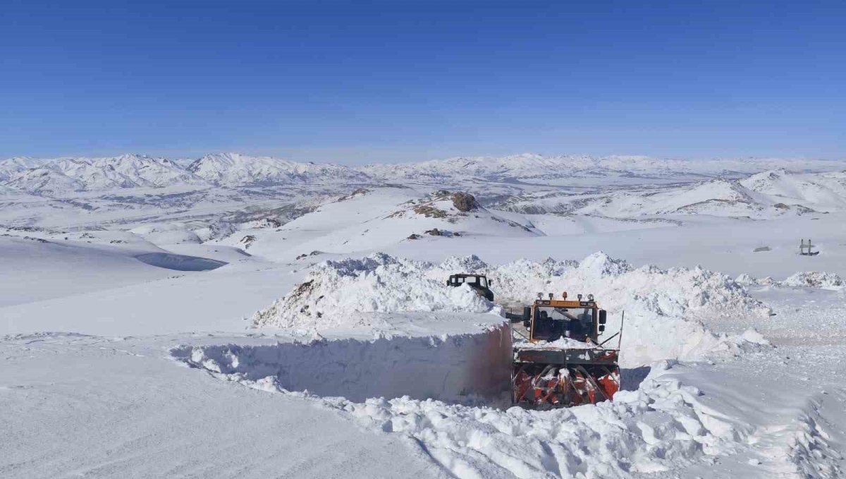 Başkale'de 3 metreyi bulan kar tünellerinde çalışma