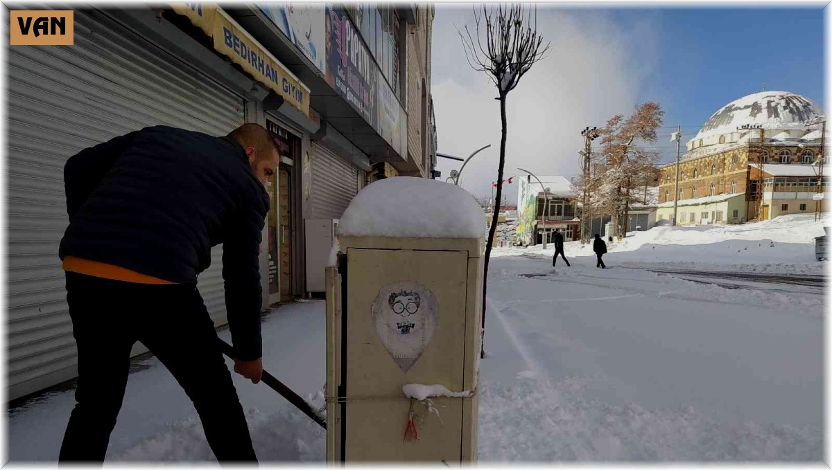 Başkale'de 37 yerleşim yerinin yolu ulaşıma kapandı