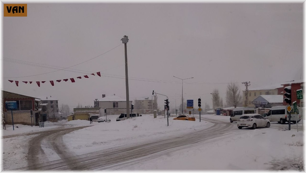 Başkale'de 43 yerleşim yerinin yolu ulaşıma kapandı