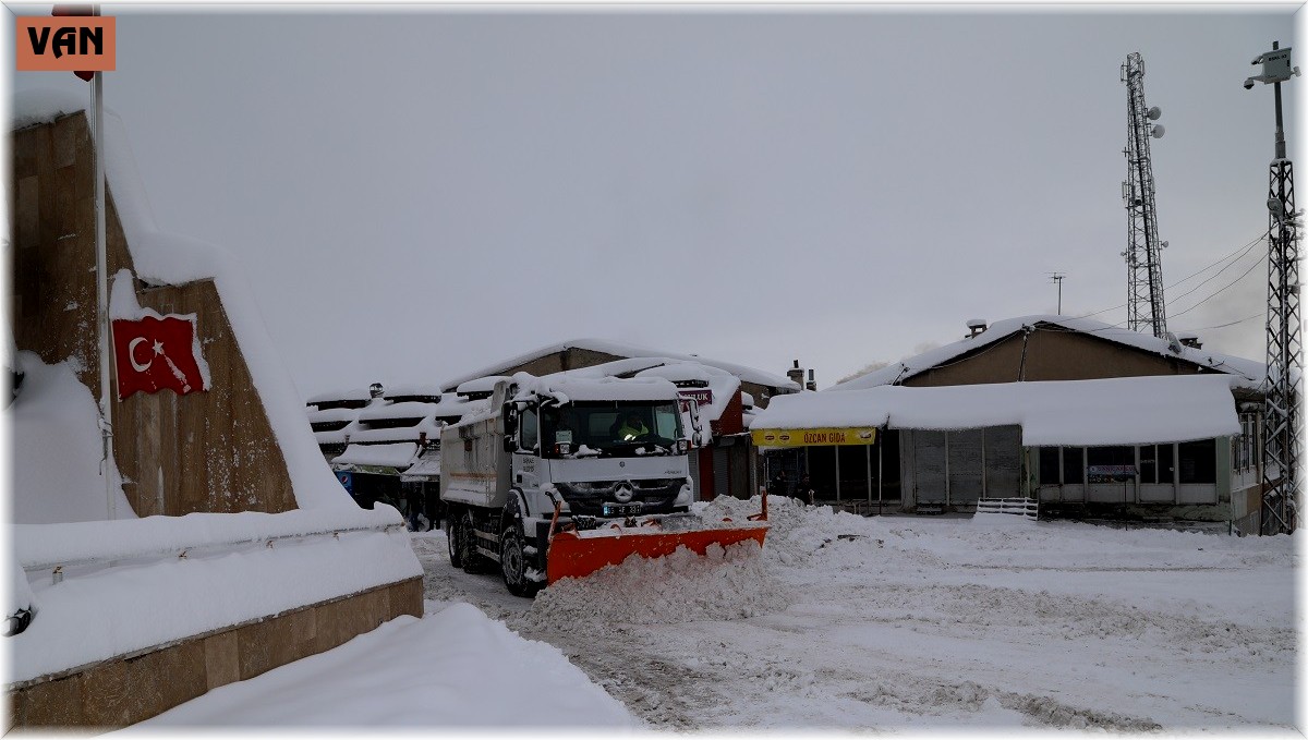 Başkale'de 43 yerleşim yerinin yolu ulaşıma kapandı
