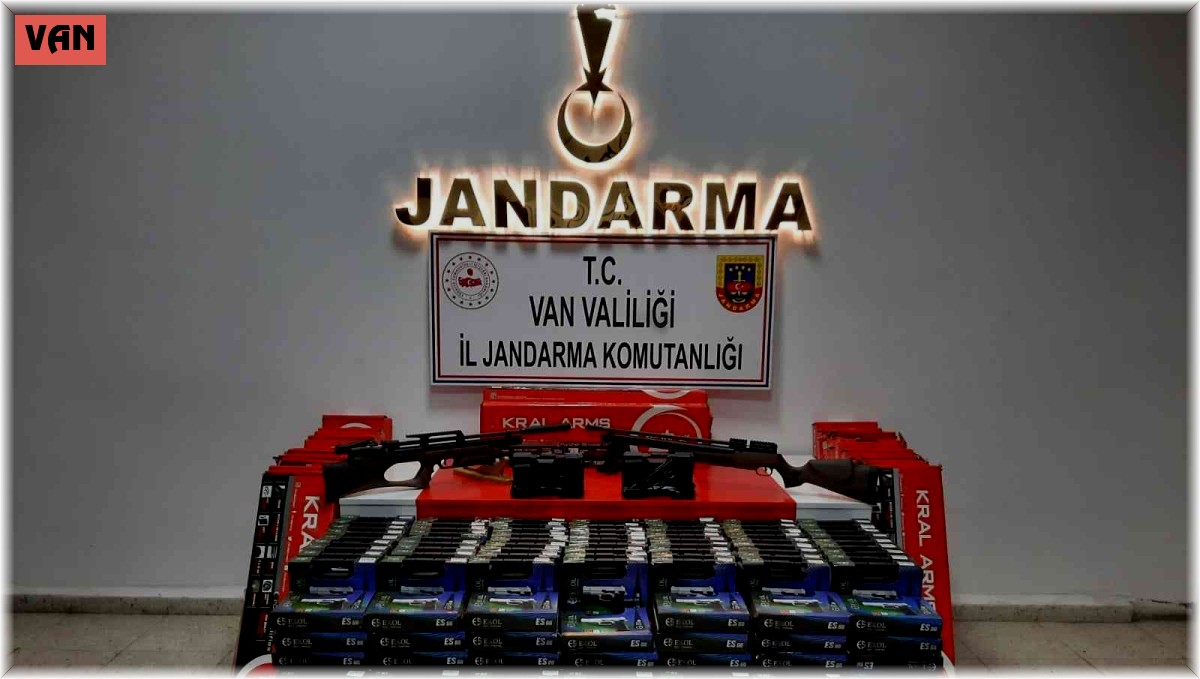 Başkale'de 5 at üzerinde 42 adet havalı tüfek ele geçirildi