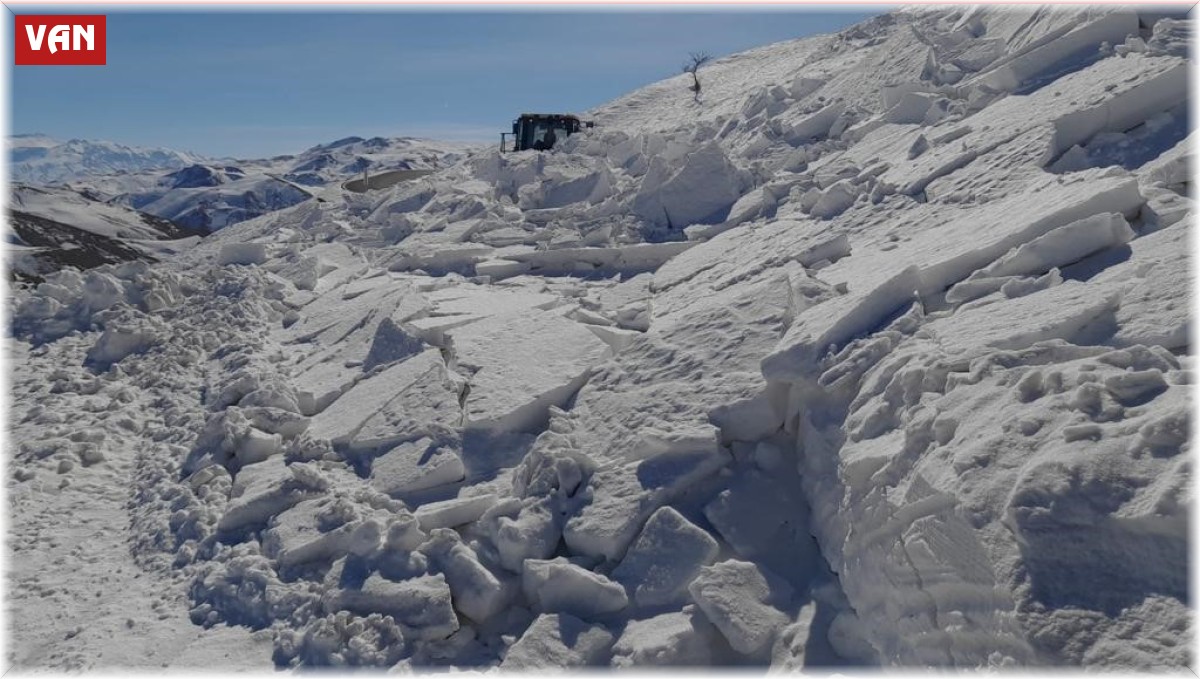 Başkale'de 5 metreyi bulan karda zorlu yol açma çalışması