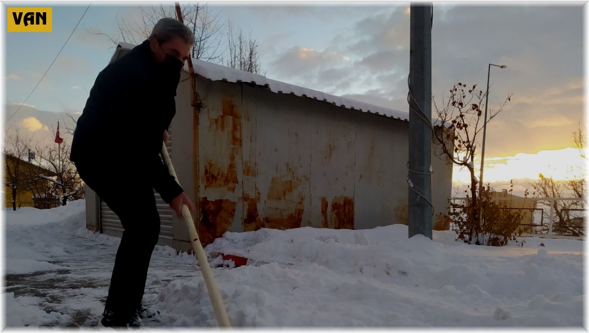 Başkale'de 77 yerleşim yerinin yolu kapanandı okullar tatil edildi