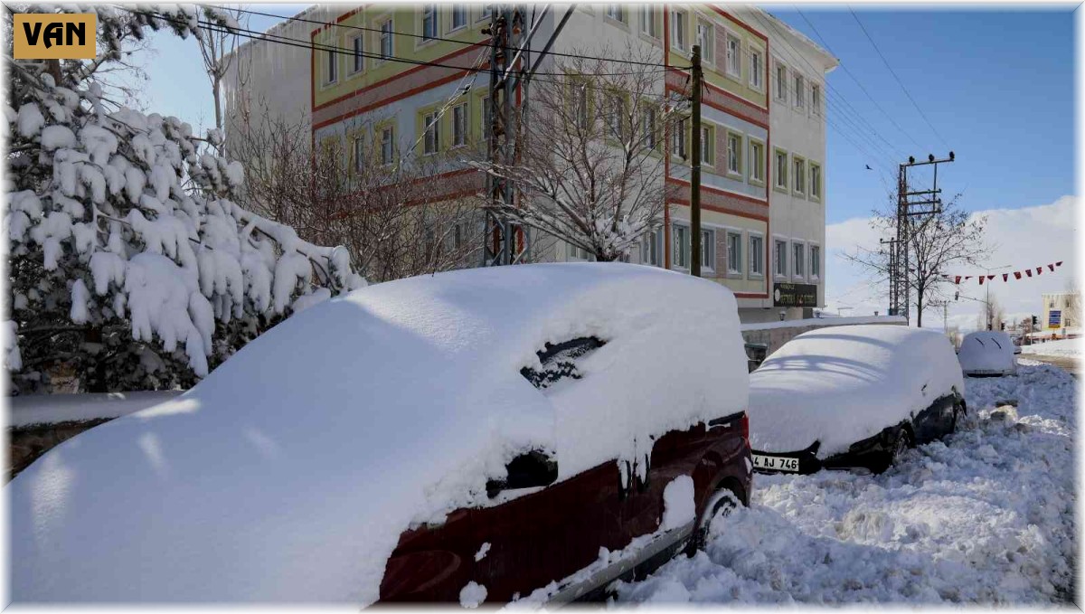 Başkale'de 94 yerleşim yerinin yolu kapandı, okullar tatil edildi