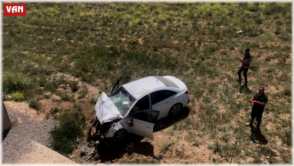 Başkale'de araç köprüden uçtu: 1 yaralı