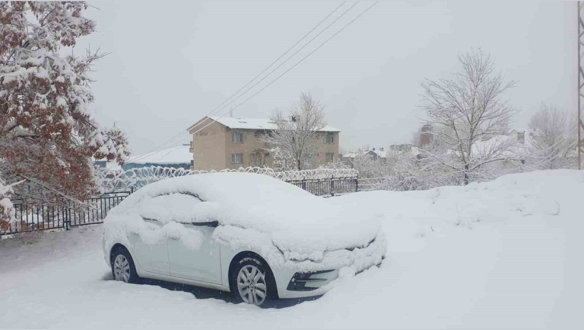 Başkale'de araçlar kara gömüldü: 11 yerleşim yerinin yolu ulaşıma kapandı