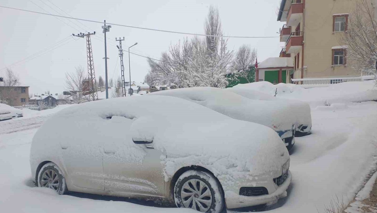 Başkale'de araçlar kara gömüldü: 32 yerleşim yerinin yolu ulaşıma kapandı