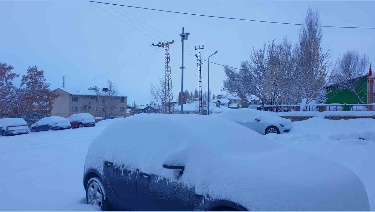 Başkale'de araçlar kara gömüldü: 4 yerleşim yerinin yolu ulaşıma kapandı
