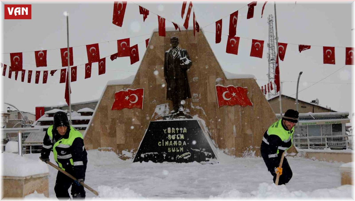 Başkale'de araçlar kara gömüldü, 82 yerleşim yerinin yolu ulaşıma kapandı