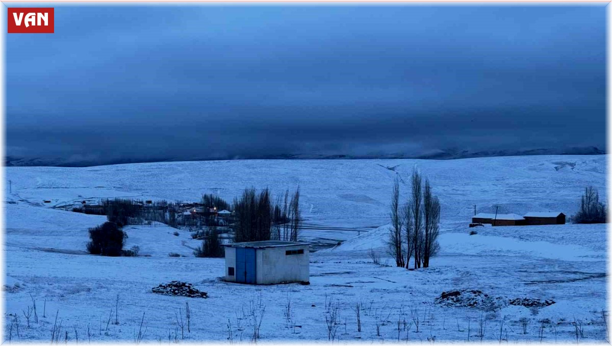 Başkale'de bayram günü kar sürprizi