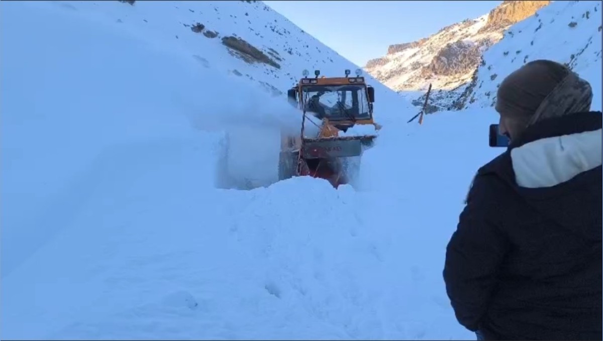 Başkale'de çığ nedeniyle kapanan yol ulaşıma açıldı