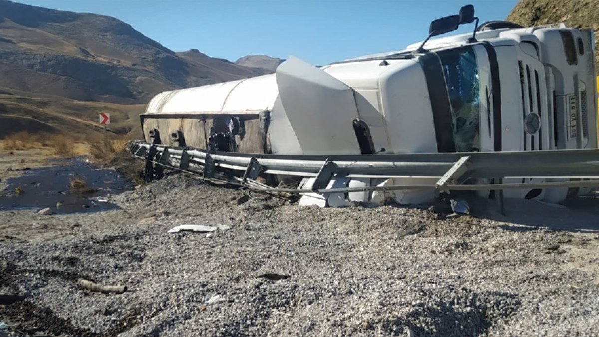 Başkale'de devrilen zift yüklü tankerin sürücüsü yaralandı