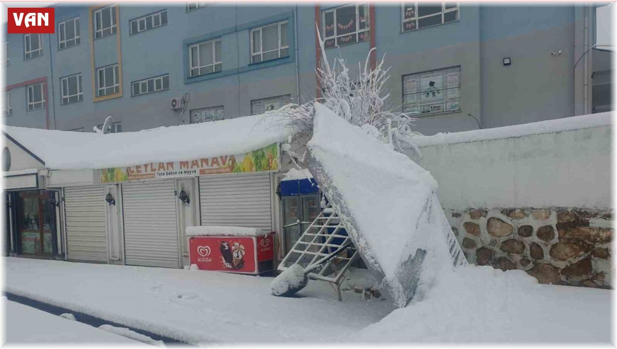 Başkale'de eğitime ara verildi, 132 yerleşim yerinin yolu ulaşıma kapandı