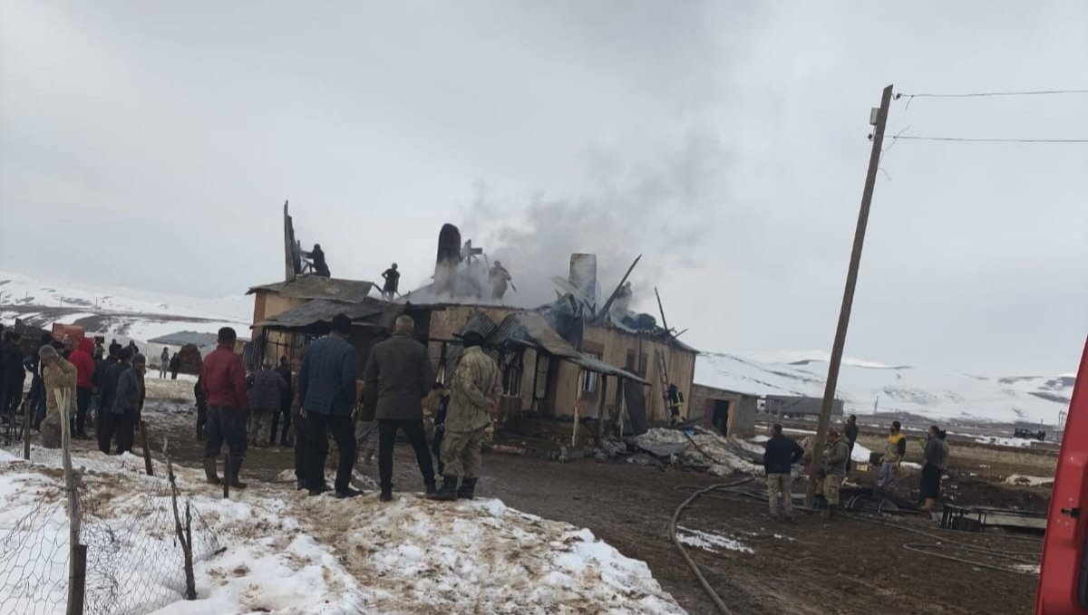 Başkale'de ev yangını