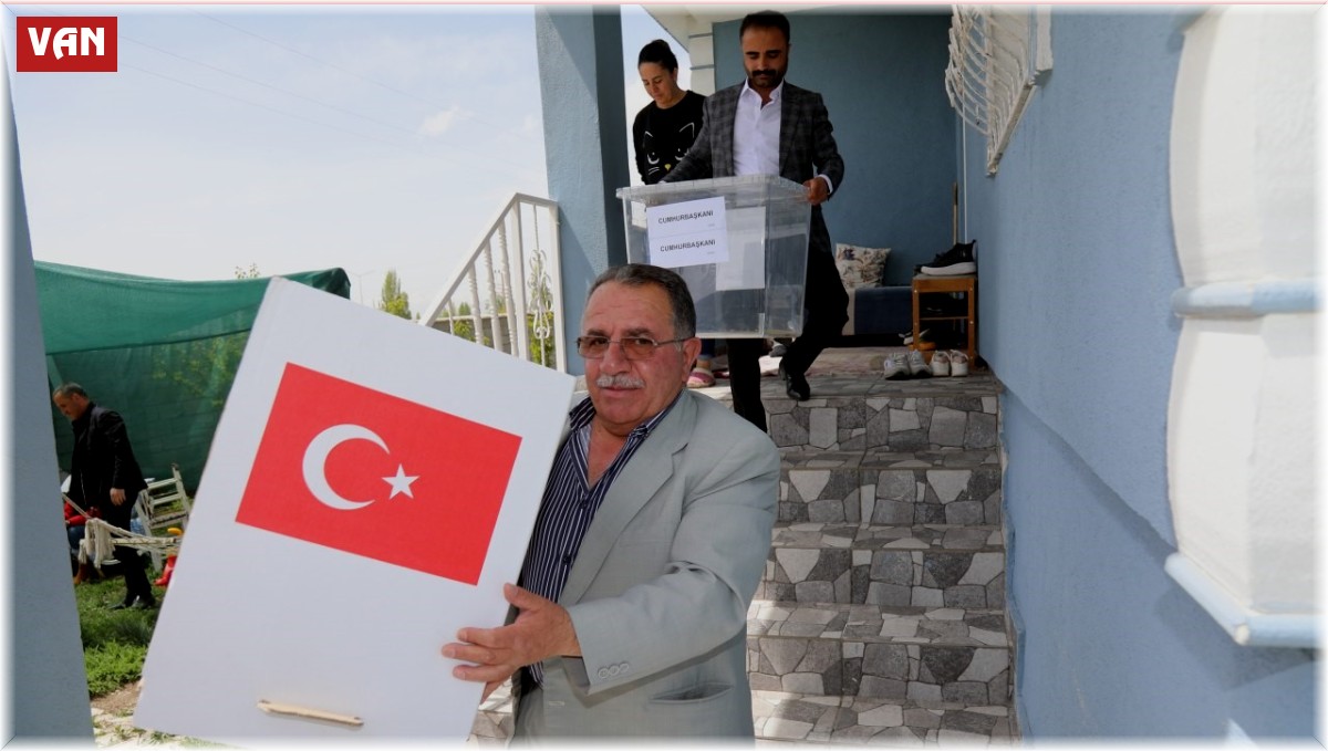 Başkale'de hasta ve engelli seçmen seyyar sandıkta oy kullandı