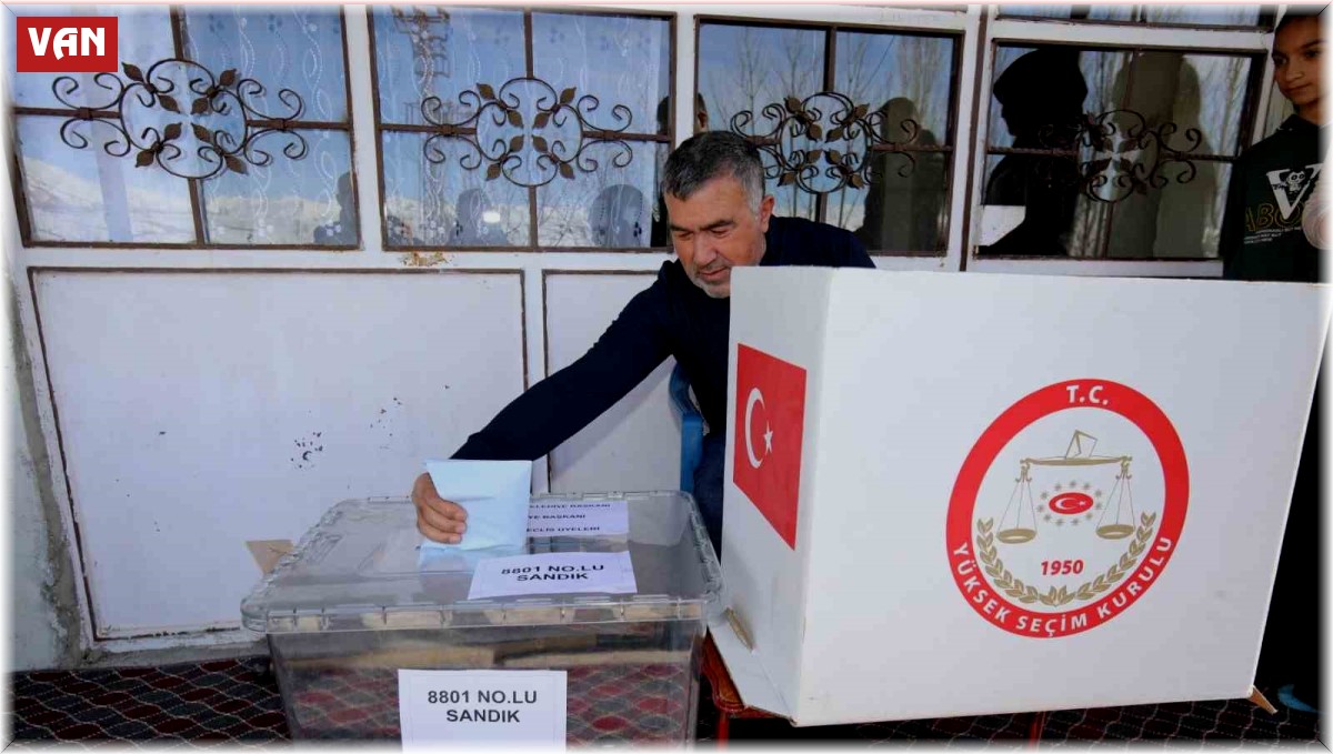 Başkale'de hasta ve engelliler seyyar sandıkta oy kullandı