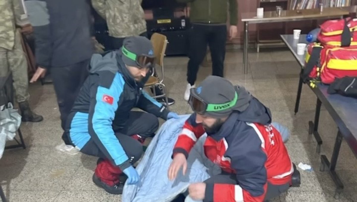 Başkale'de hipotermi şüphesi olan 2 göçmen kurtarıldı