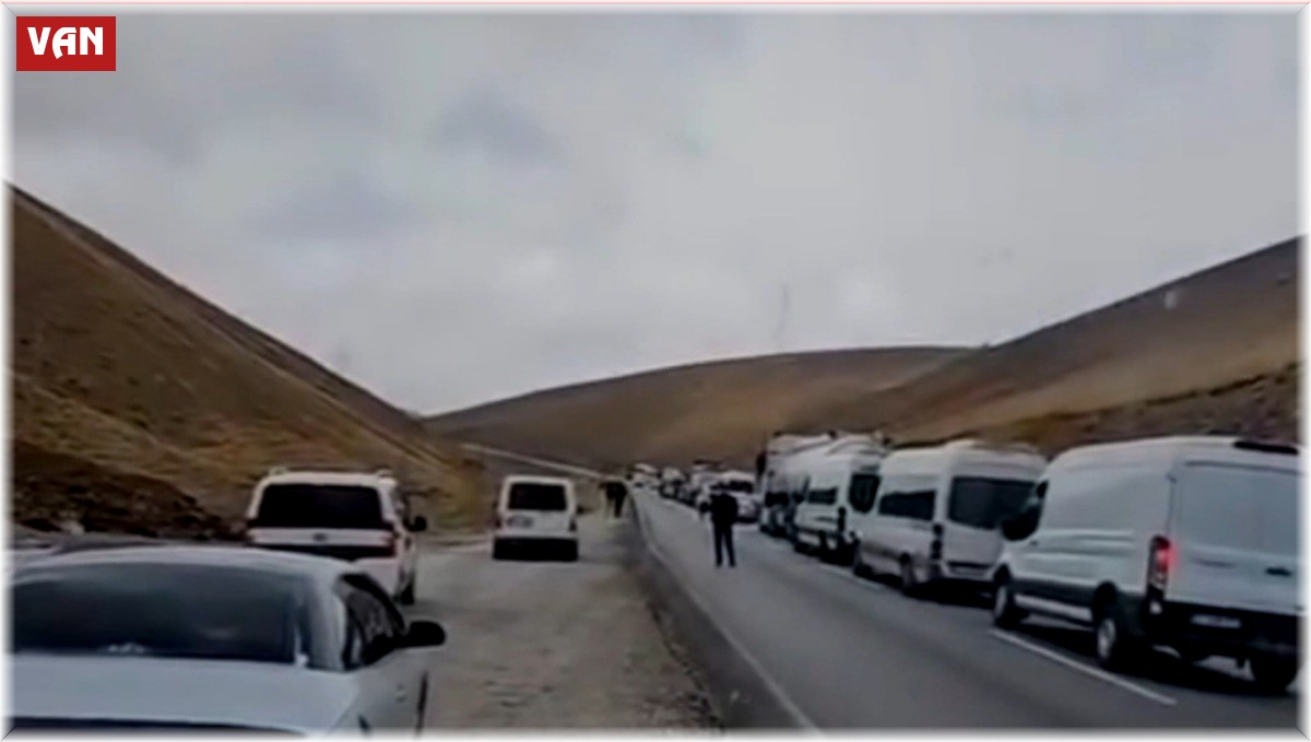 Başkale'de iki tır çarpıştı, yol 2 saat ulaşıma kapandı