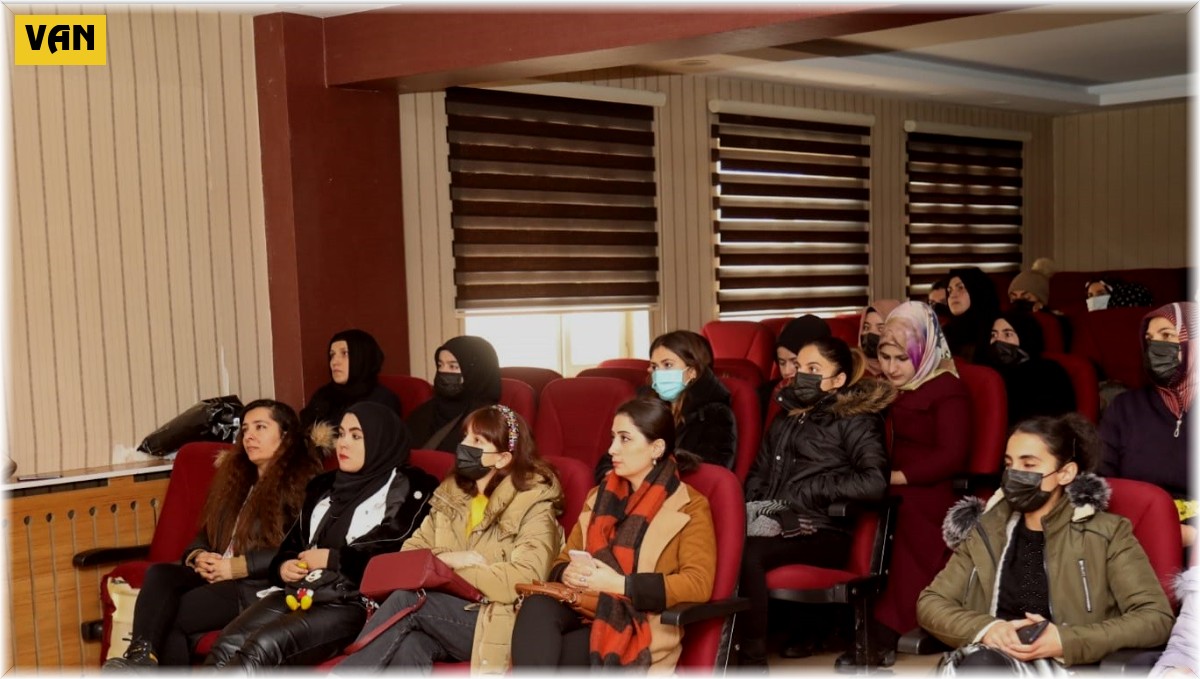 Başkale'de kadınlara 'En İyi Narkotik Polisi Anne' semineri