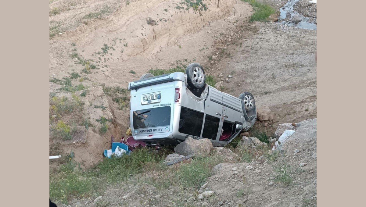 Başkale'de kamyonet dereye uçtu: 2 yaralı