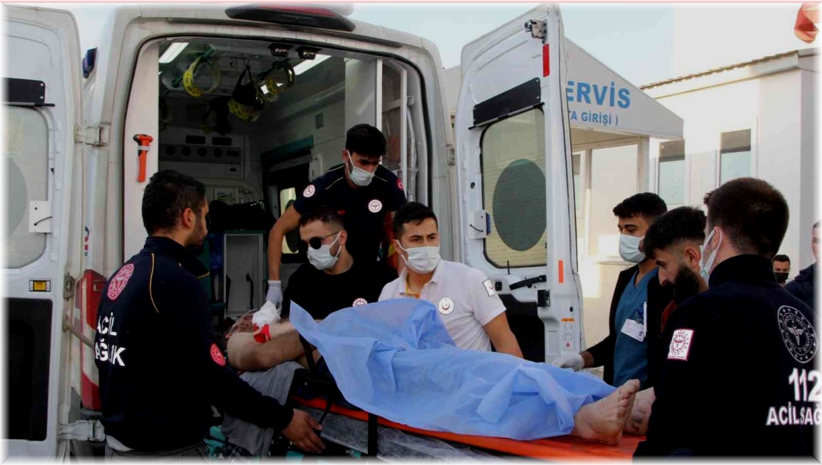 Başkale'de kamyonla tır çarpıştı: 2 yaralı