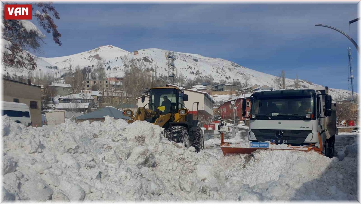 Başkale'de kamyonlarla kar taşınıyor