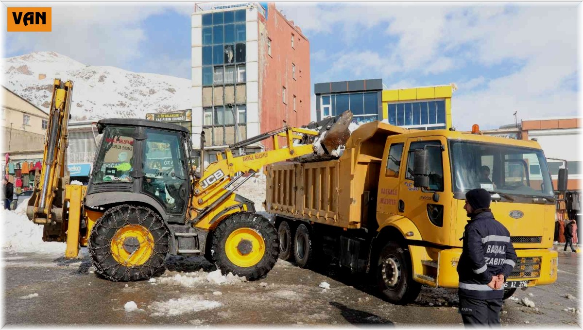 Başkale'de kamyonlarla kar taşınıyor