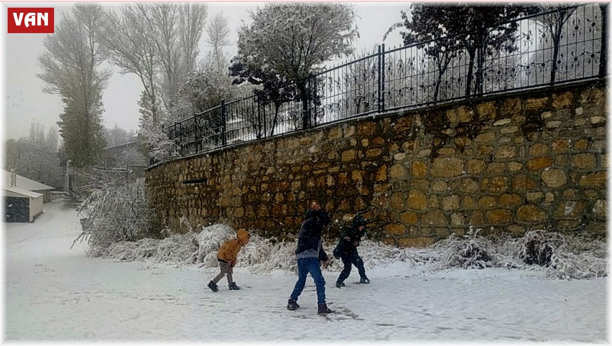 Başkale'de kar en çok çocukları sevindirdi