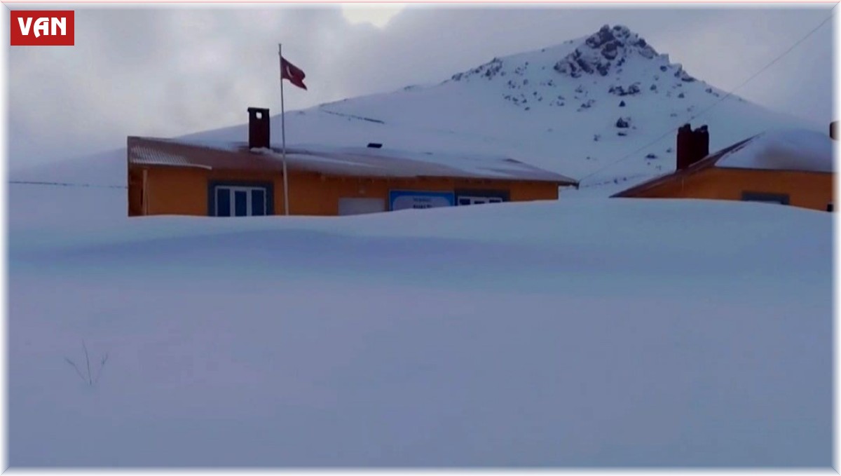 Başkale'de kar etkili oldu, yollar kapandı