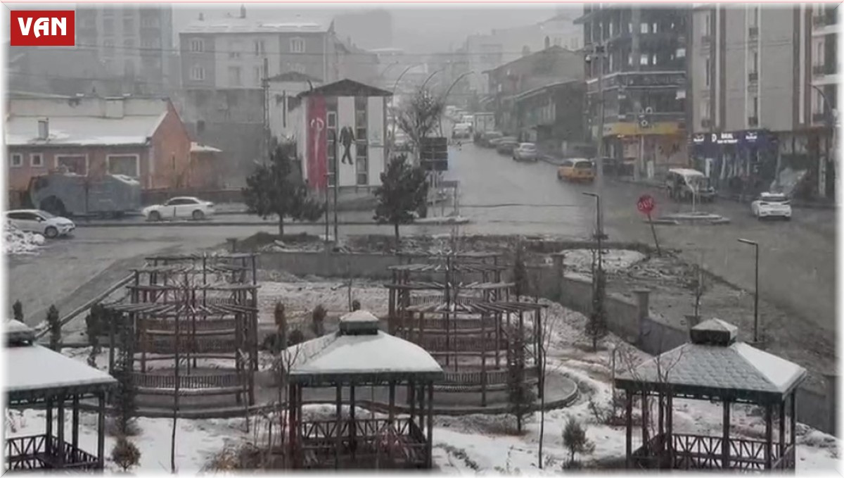 Başkale'de kar kalınlığı 20 santimetreye ulaştı